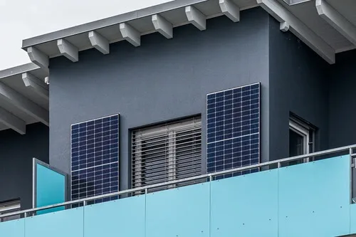 Puedo poner placas solares en el balcón