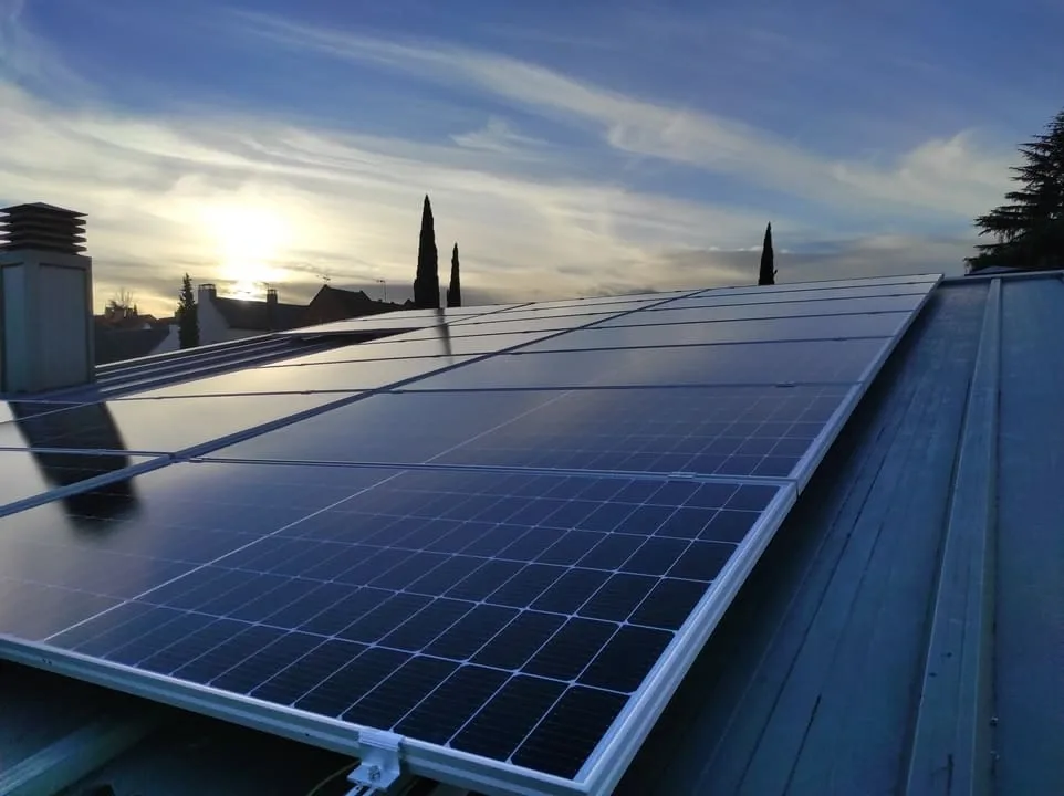 Se puede poner placas solares en un piso