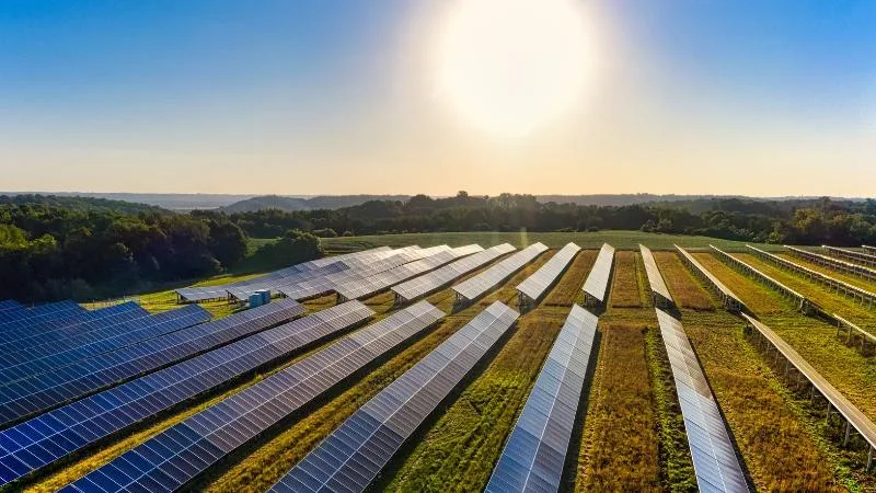 a que hora empiezan a producir las placas solares