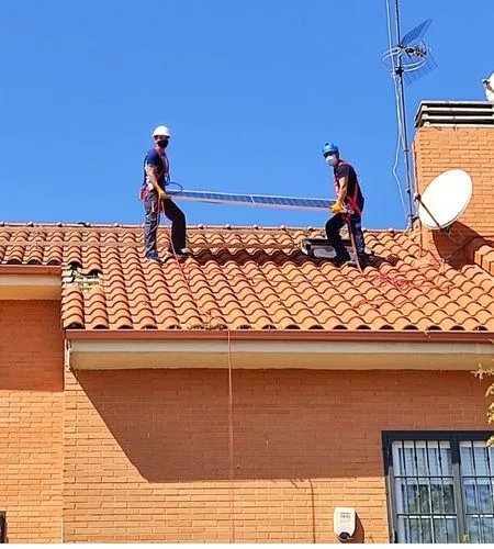 equipo de xolary instalando placas solares en segovia